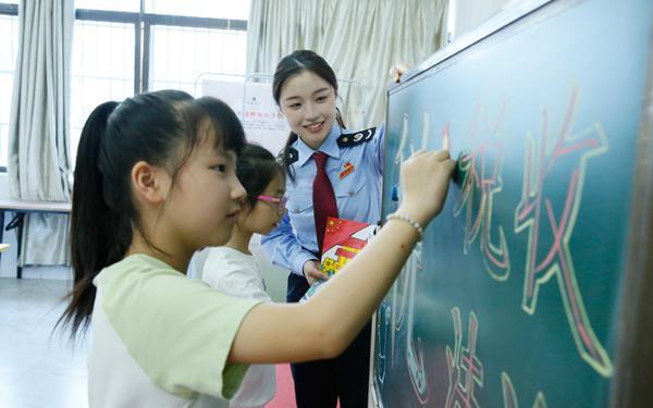 粤友钱配资 灵川：税收普法润童心护成长