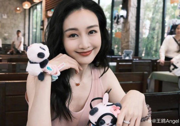 鑫耀证券 王鸥女儿首次曝光！还被偶遇看何九华话剧，去父留子之说立不住了